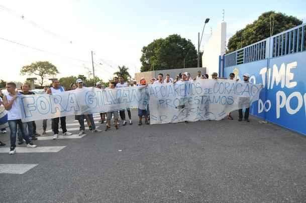 No dia da apresentao de Paulo Bento, torcedores compareceram na Toca da Raposa para protestar contra o presidente do clube, Givan de Pinho Tavares