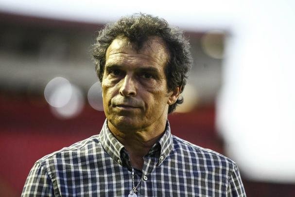 A passagem de Milton Cruz pela Ilha do Retiro foi curta. Foram apenas sete jogos. Pesaram muito na conta do treinador a eliminao para o Tombense, pela Copa do Brasil e a derrota para o Santa Cruz, pelo Estadual