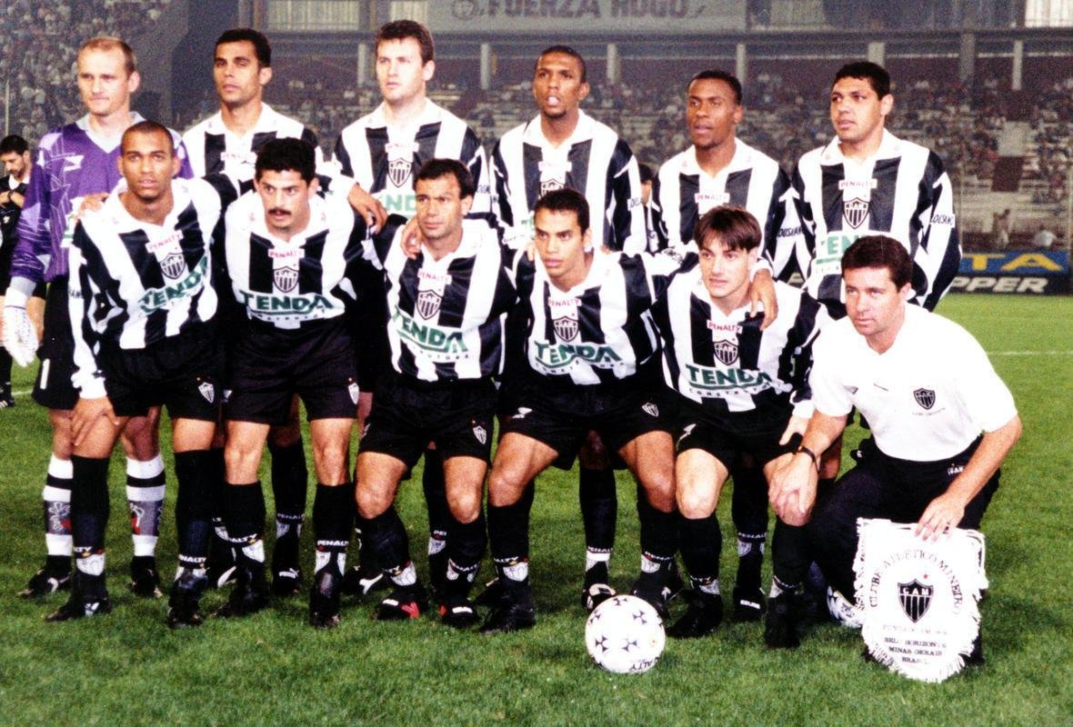 Conmebol (1997) - No dia 17 de dezembro de 1997, o Galo empatou com o Lans, no Mineiro, por 1 a 1, com gol de Jorginho, e conquistou o segundo ttulo da Copa Conmebol - o clube, inclusive,  o nico bicampeo do extinto torneio sul-americano. No entanto, foi a partida de ida da deciso que ficou eternizada na memria atleticana. O Alvinegro desbancou o Lans, em pleno estdio La Fortaleza, em Buenos Aires, por 4 a 1, em partida com uma verdadeira batalha campal. Bruno, Serrizuela (contra), Hernani e Valdir Bigode marcaram os gols mineiros no jogo. Aps o apito final, os argentinos cercaram os atleticanos e comearam uma pancadaria generalizada. O treinador Emerson Leo sofreu bastante com a violncia dos argentinos