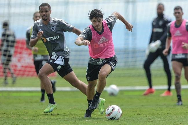 Pavon est liberado pelo departamento mdico e retornou aos treinos com o grupo do Atltico