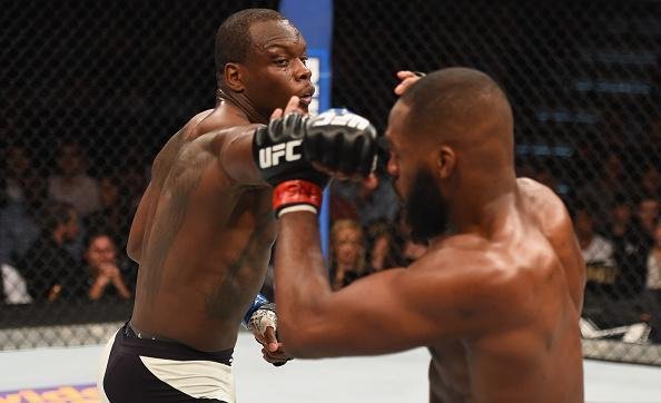 Jon Jones volta ao octógono do UFC e conquista cinturão interino