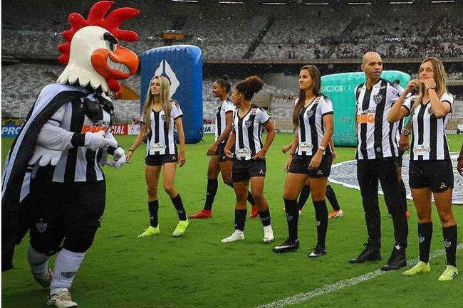 3 - Assdio do Galo Doido (fevereiro): Em fevereiro, o Atltico virou notcia por um comportamento machista do funcionrio que vestia a fantasia do Galo Doido, mascote do clube. O homem assediou a zagueira Vitria Calhau durante a apresentao do time feminino  torcida no Mineiro. Ele fez a jogadora dar uma 