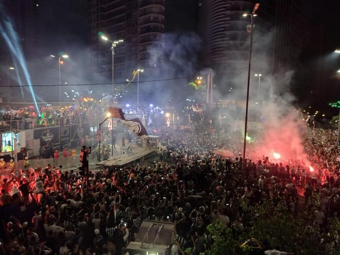 Chegada do time do Atlético à Praça Sete, no Centro de BH, onde fez carnaval com a torcida ao som do cantor baiano Bell Marques