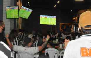 No bar Devotos, em Belo Horizonte, torcida do Atltico vibra com gol de Zaracho sobre o Palmeiras no Allianz Parque