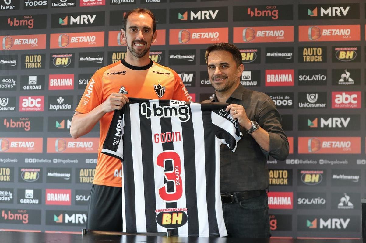 Nesta sexta-feira (21), o experiente zagueiro uruguaio Diego Godn, de 35 anos, foi oficialmente apresentado como reforo do Atltico para 2022. Na Cidade do Galo, em Vespasiano, o atleta concedeu entrevista coletiva para jornalistas e projetou mais um ano vitorioso para o clube mineiro.