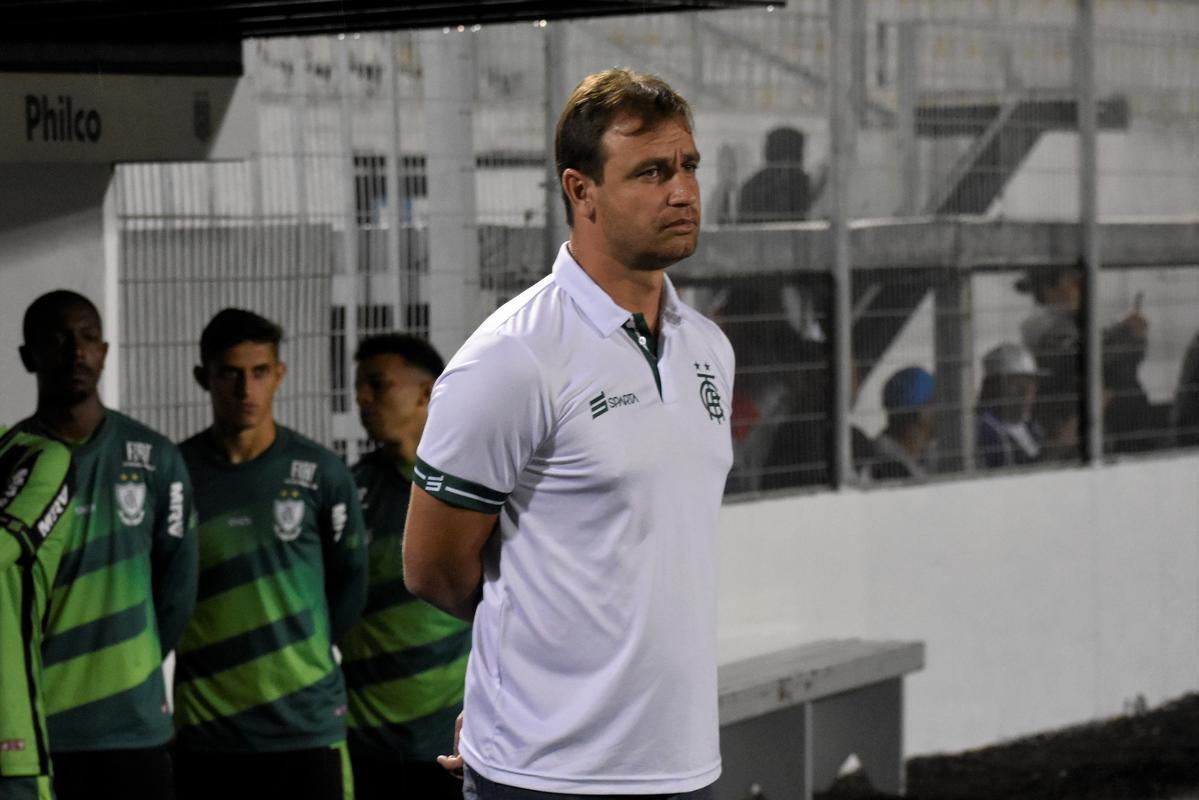 Para tentar se livrar da incmoda lanterna da Srie B, o Amrica encara a Ponte Preta, no estdio Moiss Lucarelli, em Campinas