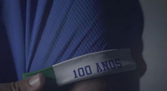 dolos exibiram detalhes da nova camisa do Cruzeiro, em homenagem ao centenrio celeste