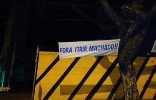 Presidente Wagner Pires de S�, o vice de futebol Itair Machado e o diretor-geral S�rgio Nonato foram os alvos dos protestos em frente � sede do Cruzeiro