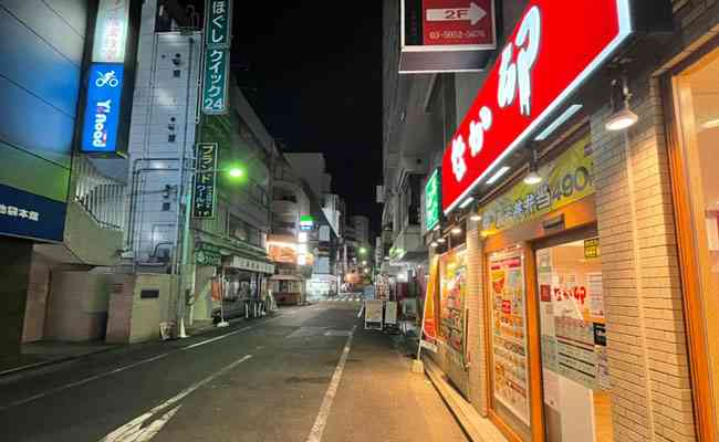 Ruas de Ikebukuro j esto quase desertas s 22h