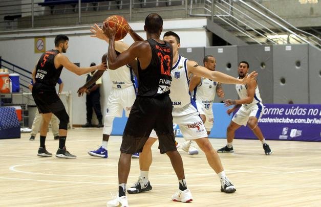 Mesmo sem contar Leandrinho, cestinha do NBB, o Minas venceu o Braslia em Belo Horizonte