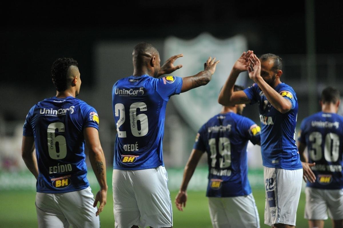 Com gols de Thiago Neves, Arrascaeta e Ded, Cruzeiro goleou a Chapecoense por 3 a 0