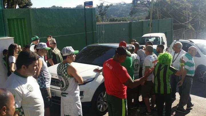 Torcedores americanos fizeram protesto e abordaram os jogadores na porta do CT Lanna Drumond