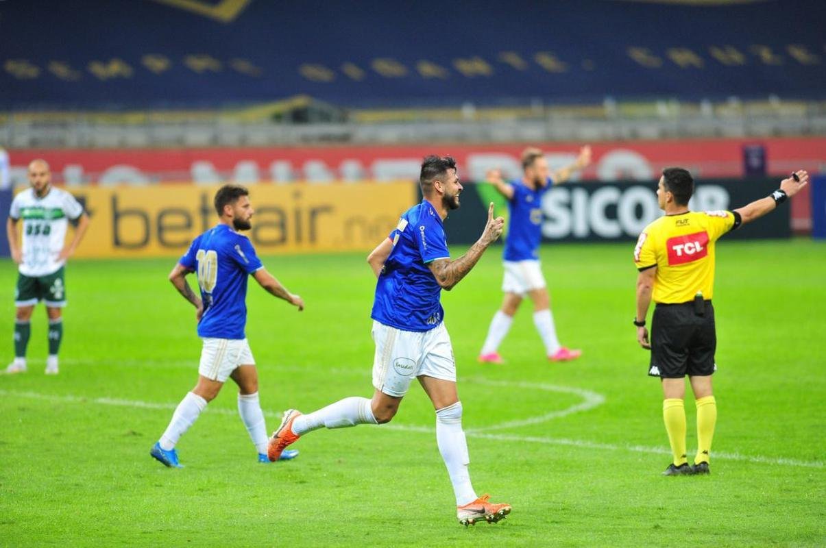 Fotos do jogo entre Cruzeiro e Guarani, no Mineiro, em Belo Horizonte, pela oitava rodada da Srie B do Campeonato Brasileiro de 2021