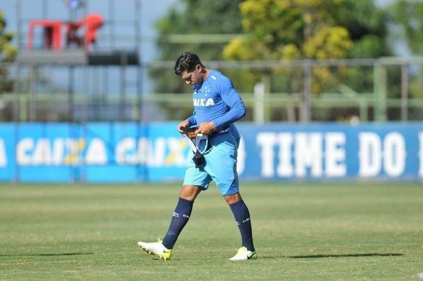 Cruzeiro se reapresentou aps estreia na Copa Libertadores e iniciou sua preparao para o clssico de domingo, s 11h, no Independncia, contra o Atltico, pela nona rodada do Mineiro. As novidades foram as presenas do atacante Sass e do zagueiro Cac, da base. Fred foi vetado devido a um estiramento na panturrilha direita. 