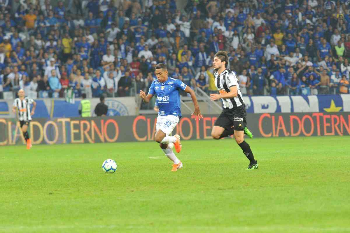 Aps bela jogada de Pedro Rocha, Thiago Neves marcou para o Cruzeiro