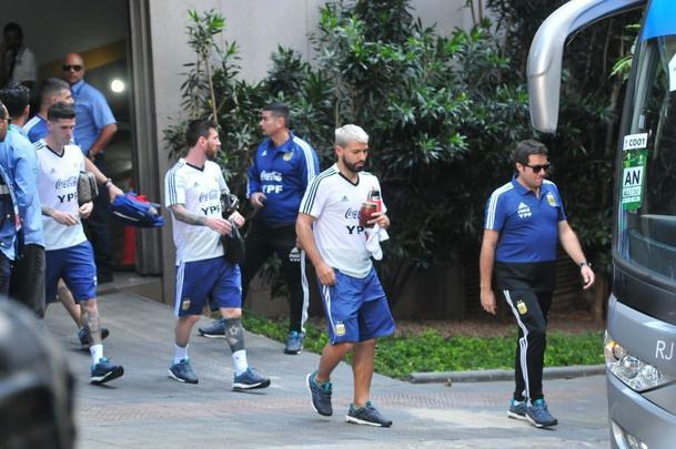 Jogadores da Argentina embarcam rumo ao treino no Independência