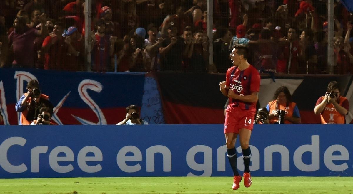 Fotos do duelo entre Cerro Porteo e Atltico, em Assuno, pela Copa Libertadores