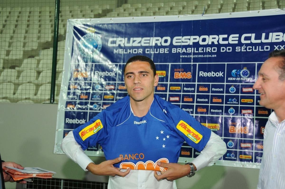 O Cruzeiro fechou contrato de trs temporadas com o lateral-direito/volante Rmulo, de 33 anos. O jogador ficou por nove anos no futebol italiano, onde se destacou no Verona e tambm passou por Fiorentina, Juventus, Lazio, Genoa e Brescia. Antes da trajetria na Europa, o atleta teve passagem pela Raposa, entre 2010 e 2011. Em 19 partidas, marcou um gol.