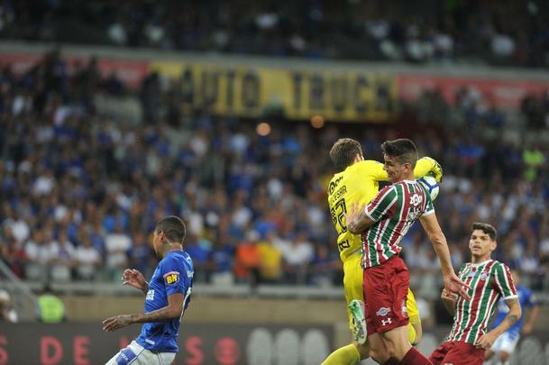 Cruzeiro derrotou Fluminense por 2 a 1, com gols de Raniel e Ayrton Lucas (contra); Henrique, tambm contra, descontou para os cariocas