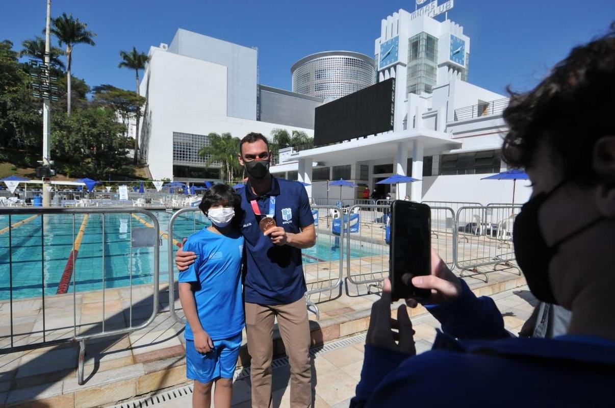 Medalha de bronze nos 200m livre, em Tquio, nadador Fernando Scheffer se reapresenta ao Minas Tnis Clube, em BH, e  festejado por funcionrios, diretoria e fs