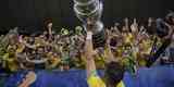 Seleo Brasileira derrota Peru por 3 a 1, conquista Copa Amrica e ergue a taa no Maracan; veja as fotos da festa do Brasil