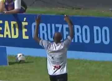 Atacante do Athletic provocou atleticanos ao fazer um seis com as mãos no duelo da semifinal do Campeonato Mineiro; gesto remete à goleada do Cruzeiro