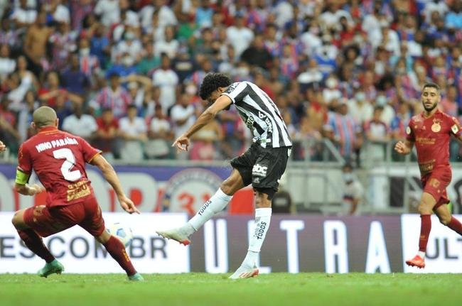 Galo venceu o Bahia de virada, por 3 a 2, com gols de Hulk, de p�nalti, e Keno, em duas finaliza��es perfeitas. Com resultado, clube se sagrou bicampe�o brasileiro ap�s 50 anos