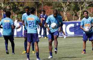 Cruzeiro se reapresentou nesta tera-feira na Toca da Raposa II e iniciou a preparao para a deciso do Mineiro, no prximo domingo, no Mineiro; tcnico Marcelo Oliveira conversou muito com os atletas, falou dos erros na derrota por 3 a 0 para o Atltico, no jogo de ida, e deu sequncia ao trabalho