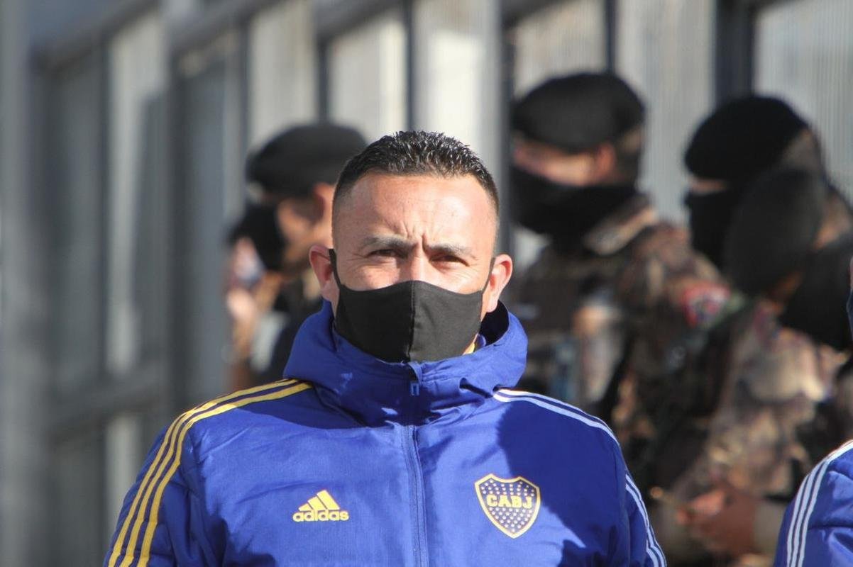 A delegao do Boca Juniors foi liberada da Central de Flagrantes 4  (CEFLAN 4) da Polcia Civil, no bairro Alpio de Melo, regio Noroeste de Belo Horizonte, por volta das 12h desta quarta-feira. Jogadores e membros da comisso tcnica da equipe argentina ficaram na delegacia por cerca de 12 horas para esclarecimentos sobre a confuso no Mineiro aps a eliminao diante do Atltico, nos pnaltis, pelas oitavas de final da Copa Libertadores da Amrica.