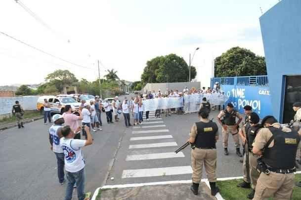 No dia da apresentao de Paulo Bento, torcedores compareceram na Toca da Raposa para protestar contra o presidente do clube, Givan de Pinho Tavares