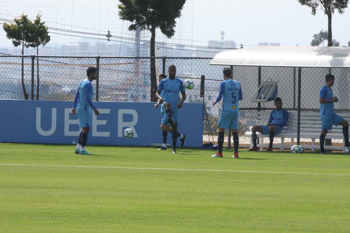 Presidente do Cruzeiro, Wagner Pires de S, acompanhou treino deste sbado, na Toca da Raposa II. Mais uma vez, Arrascaeta treinou normalmente e est cotado para iniciar como titular diante do Atltico-PR, na segunda-feira, no Mineiro, pelas oitavas de final da Copa do Brasil