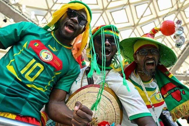Torcedores de Catar e Senegal nas arquibancadas do Estdio Al Thumama