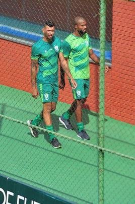 O Amrica se reapresentou nesta quinta-feira para a prxima temporada. Alm de j contar com os reforos, o Coelho mostrou o novo uniforme de treino, da Sparta, marca-prpria do clube