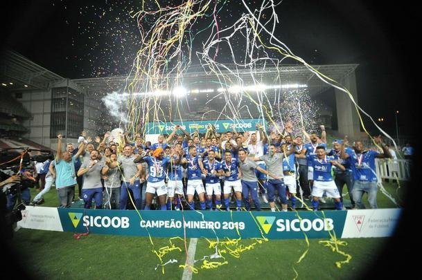 Entrega de medalhas e erguimento da taa: veja a festa do Cruzeiro com o bi do Mineiro