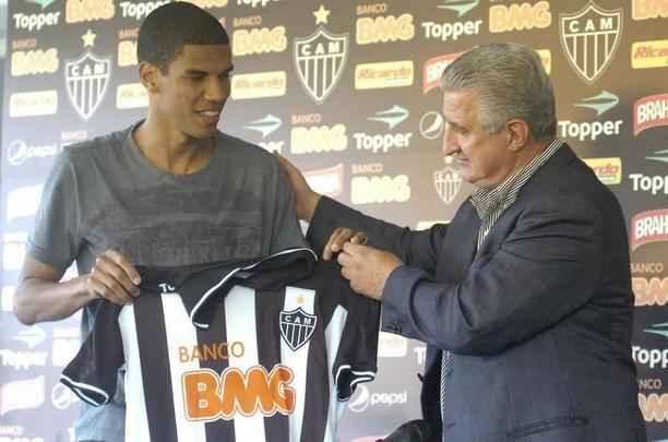 06/01/2011. Apresentação do jogador de futebol do Atlético, Leonardo Silva na presenca do diretor de futebol, Eduardo Maluf, no Centro de Treinamento (Cidade do Galo).