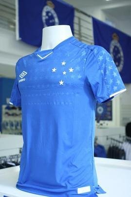 Imagens da camisa principal do Cruzeiro para a temporada de 2019