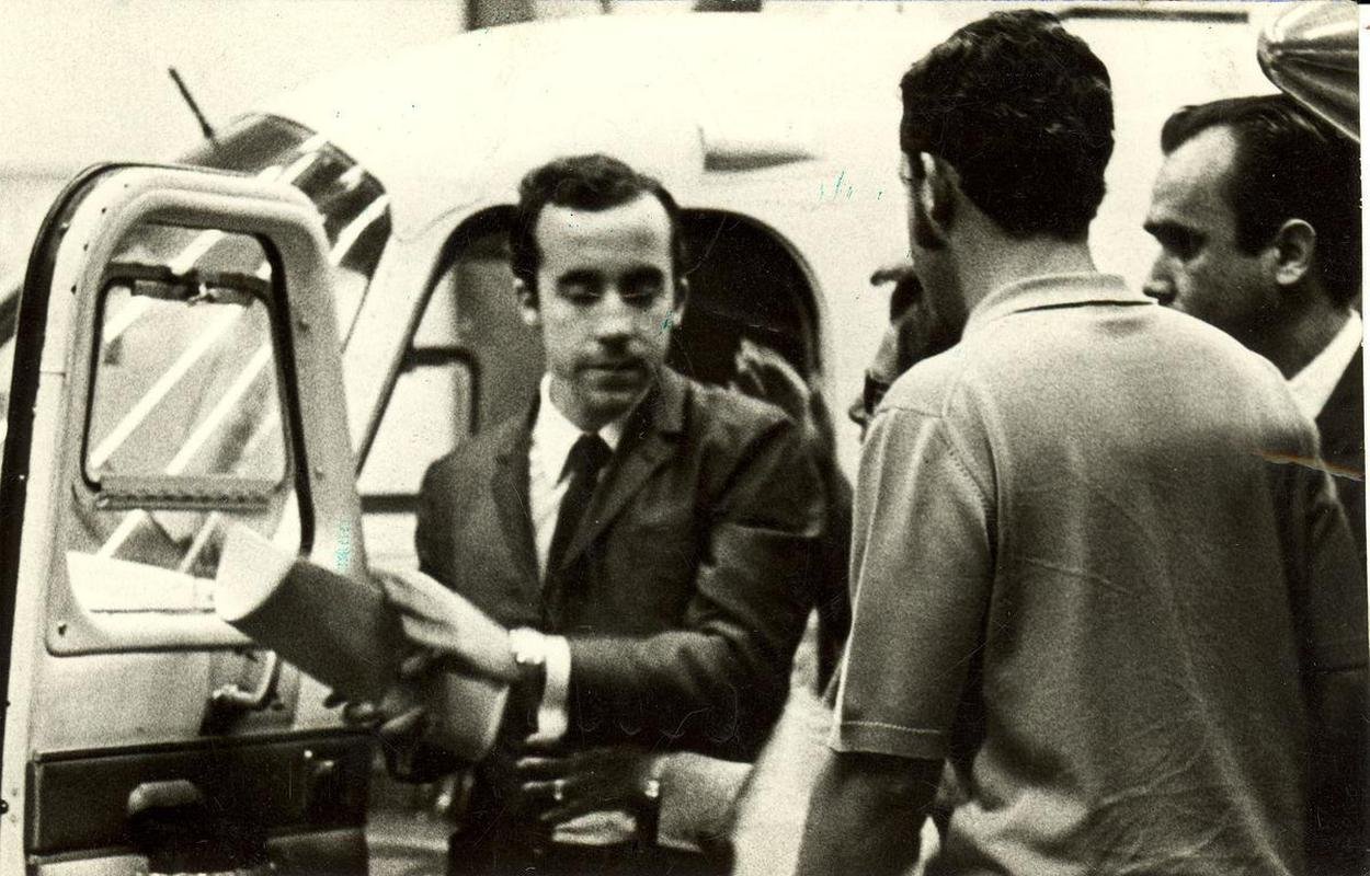 29/01/1970 - Embarque de Tosto, do Cruzeiro, para Houston, nos Estados Unidos, onde faria exames no olho esquerdo s vsperas da Copa do Mundo do Mxico. Craque celeste seria atendido pelo mdico Roberto Abdalla Moura, mineiro de Araguari, que atendia no Hospital Metodista de Houston.