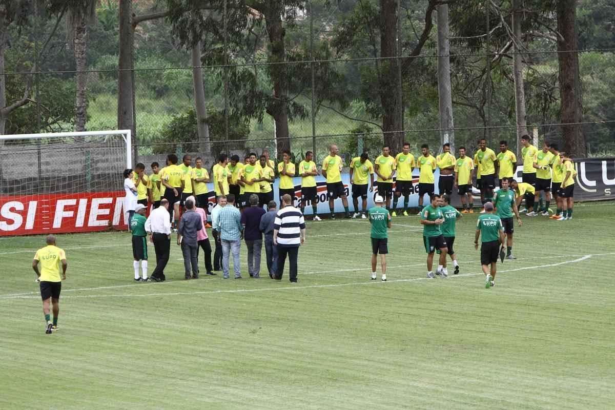 O elenco do Amrica se reapresentou para a temporada 2015 na tarde desta segunda-feira, no CT Lanna Drumond. Depois de reunio com integrantes do conselho de administrao, os jogadores foram para um campo secundrio, onde realizaram o primeiro trabalho com bola. O gramado principal passa por reformas.