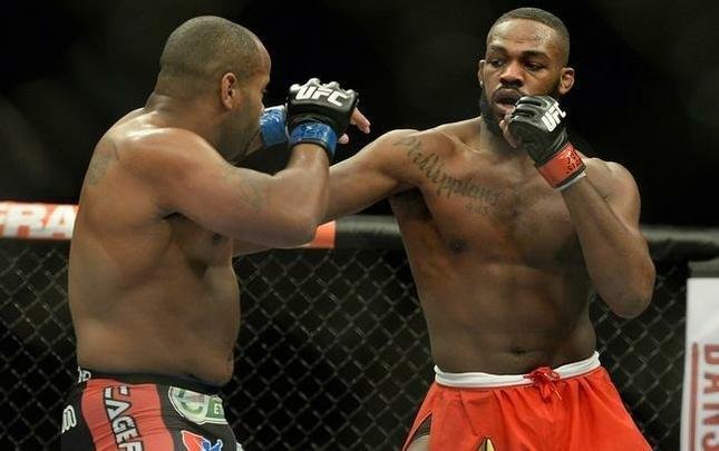 Jon Jones (bermuda vermelha) venceu Daniel Cormier por decisão unânime e manteve o cinturão