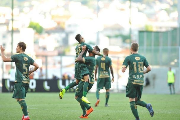 Matheusinho fechou a vitria do Amrica sobre o Santos, no Independncia, por 2 a 1