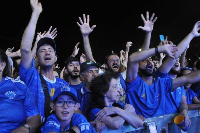 Torcedores do Cruzeiro cantam eufricos durante a Caravana em Conselheiro Lafaiete, com a visita de Ronaldo