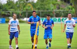 No segundo dia da pr-temporada, jogadores do Cruzeiro fizeram atividade fsica no campo