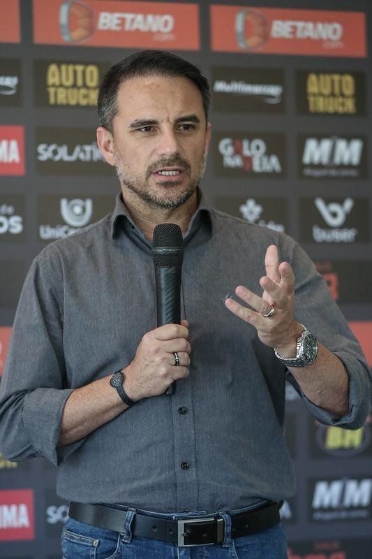 Ademir  apresentado no Atltico; veja as fotos