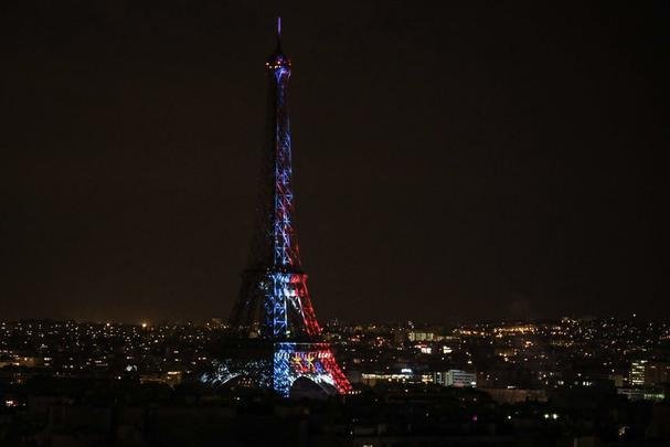 Quando a noite chegou, Paris ficou ainda mais linda: Torre Eiffel foi iluminada com as cores da bandeira francesa e Arco do Triunfo recebeu projeções com rostos dos campeões