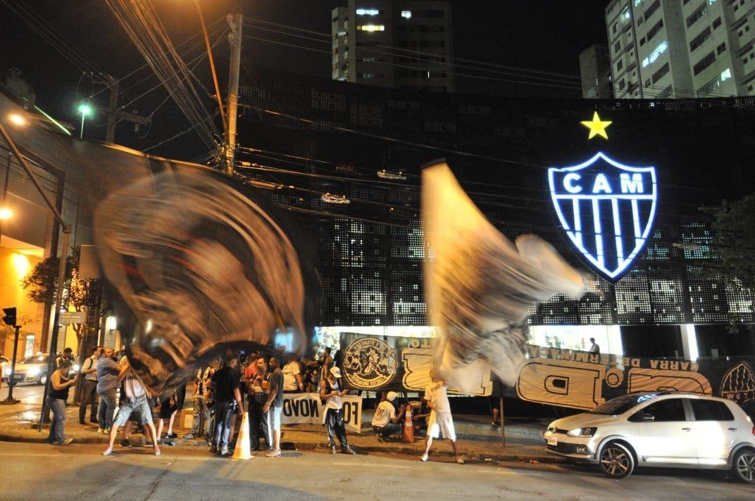 Na noite desta quinta-feira, manifestantes protestaram contra o presidente Srgio Sette Cmara e o diretor de futebol Rui Costa