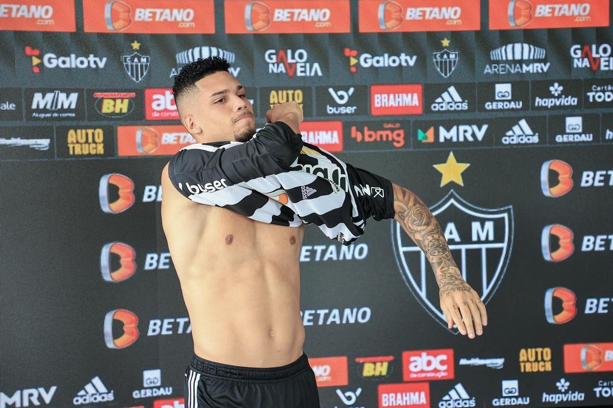 Paulinho foi oficialmente apresentado na Cidade do Galo nesta sexta-feira (16/12).