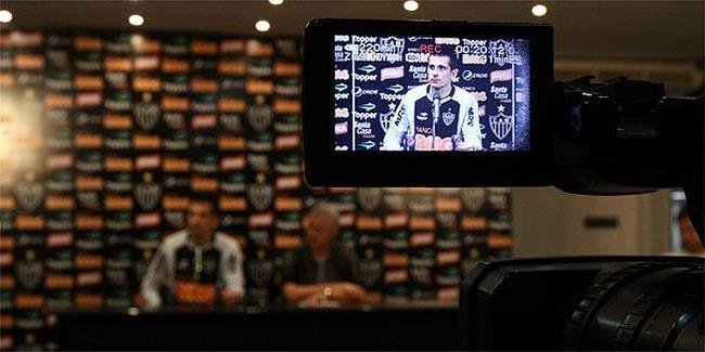 Victor  apresentado como reforo do Atltico em 4 de julho de 2012