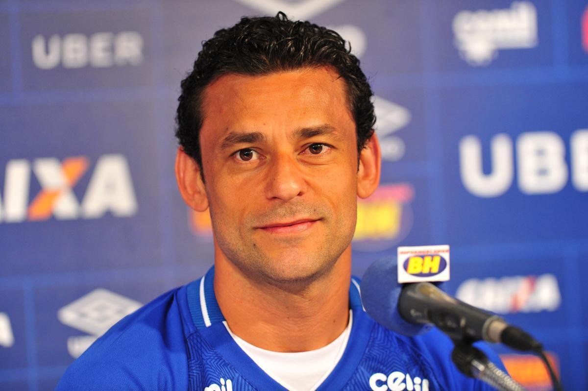 Fred foi apresentado no Cruzeiro pelo presidente Wagner Pires de S e pelo vice Itair Machado