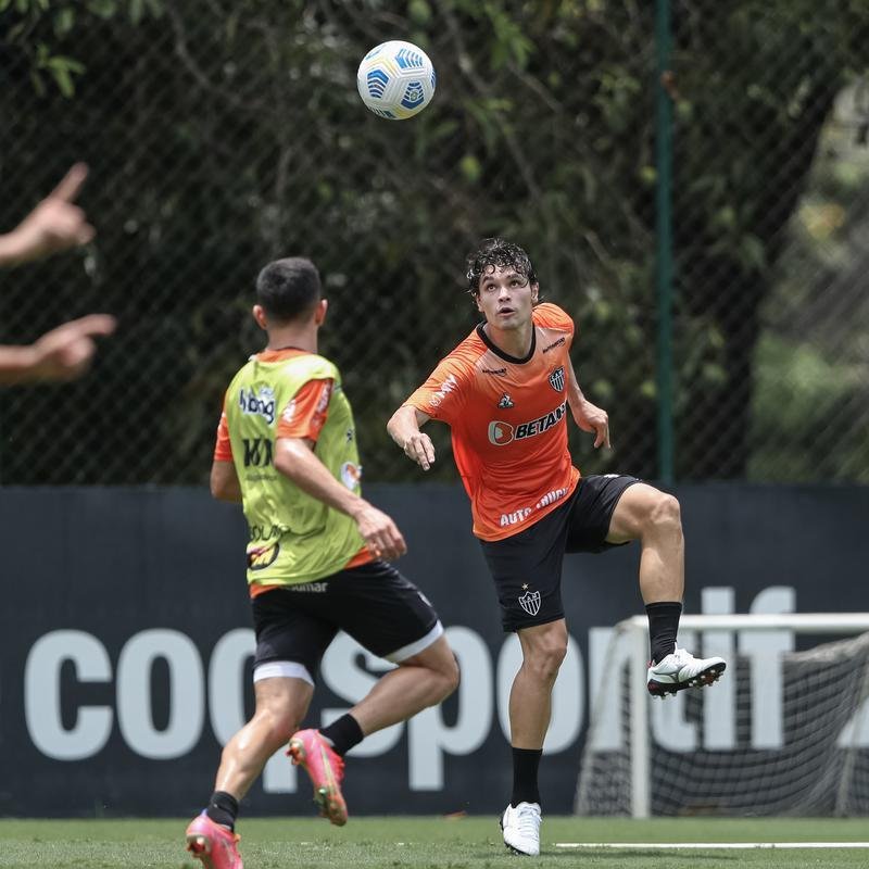 Aps a vitria por 2 a 1 sobre o Cuiab, neste domingo (24), pelo Campeonato Brasileiro, o elenco do Atltico se reapresentou e treinou na tarde desta segunda-feira (25), na Cidade do Galo, em Vespasiano. As atividades visaram o duelo de volta da semifinal da Copa do Brasil, contra o Fortaleza, que ocorrer na quarta-feira (27). Por ter vencido o jogo de ida por 4 a 0, no Mineiro, o Galo tem vaga encaminhada na deciso do principal torneio mata-mata do pas.