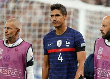 Zagueiro do Manchester United sofreu uma lesão muscular na coxa esquerda e será substituído por Ibrahima Konaté